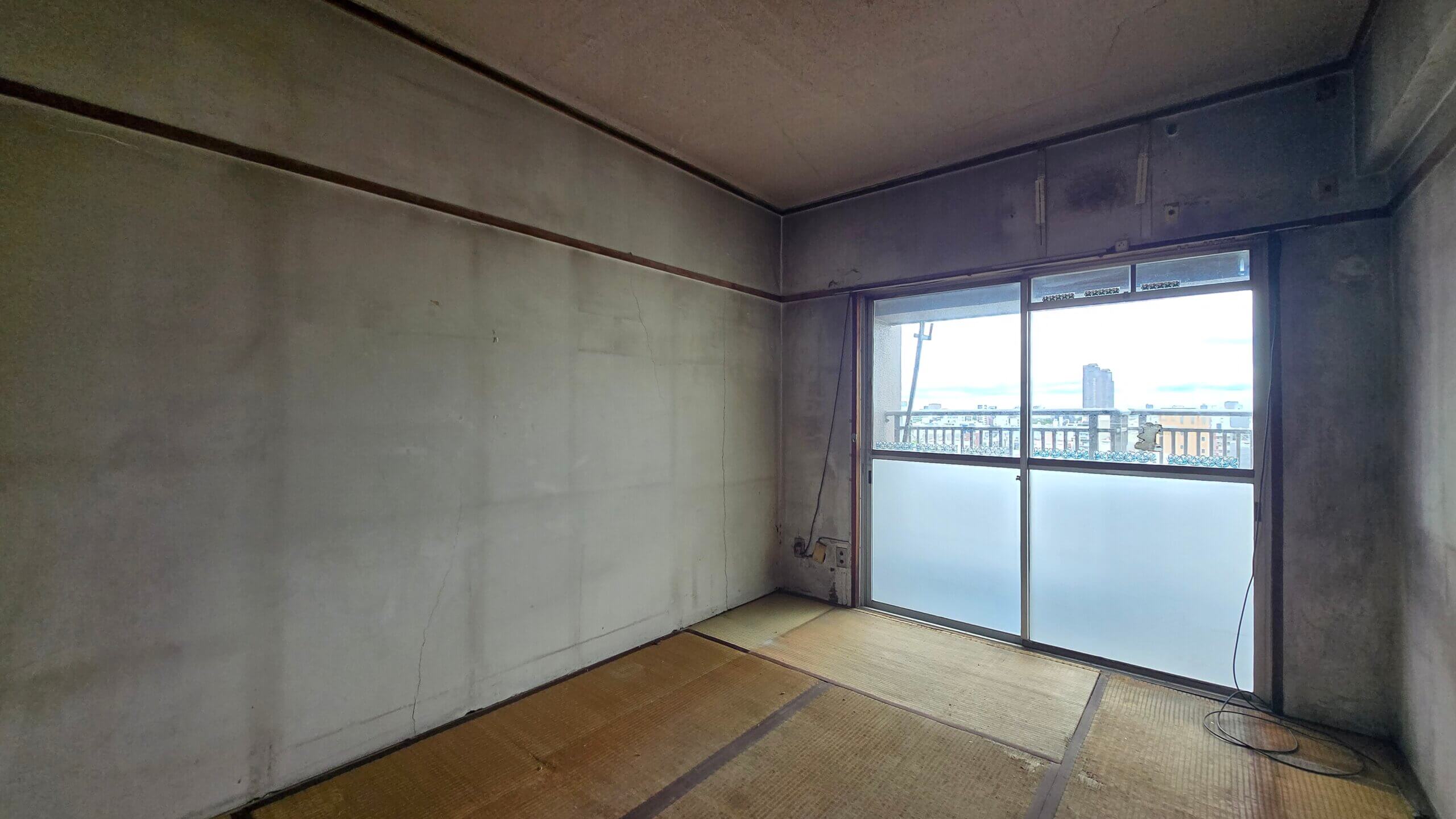 施工前の畳敷きの居室と窓