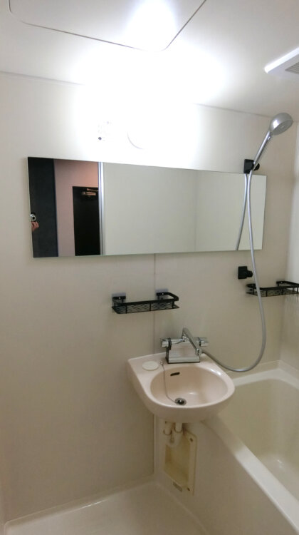 ワイドミラーと水栓を更新した施工後の浴室